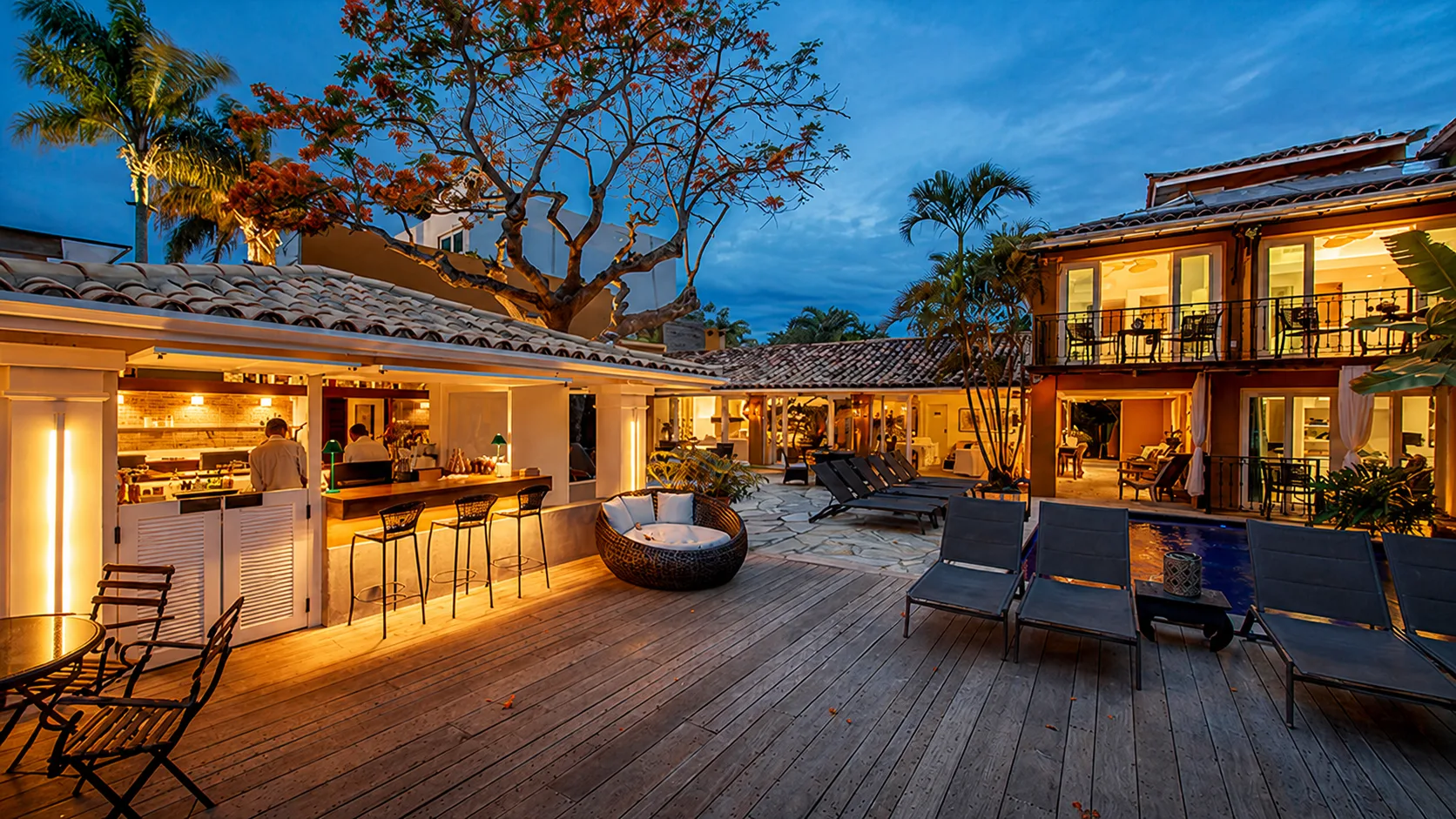 Área externa do Hotel Vila D’Este ao entardecer em Búzios