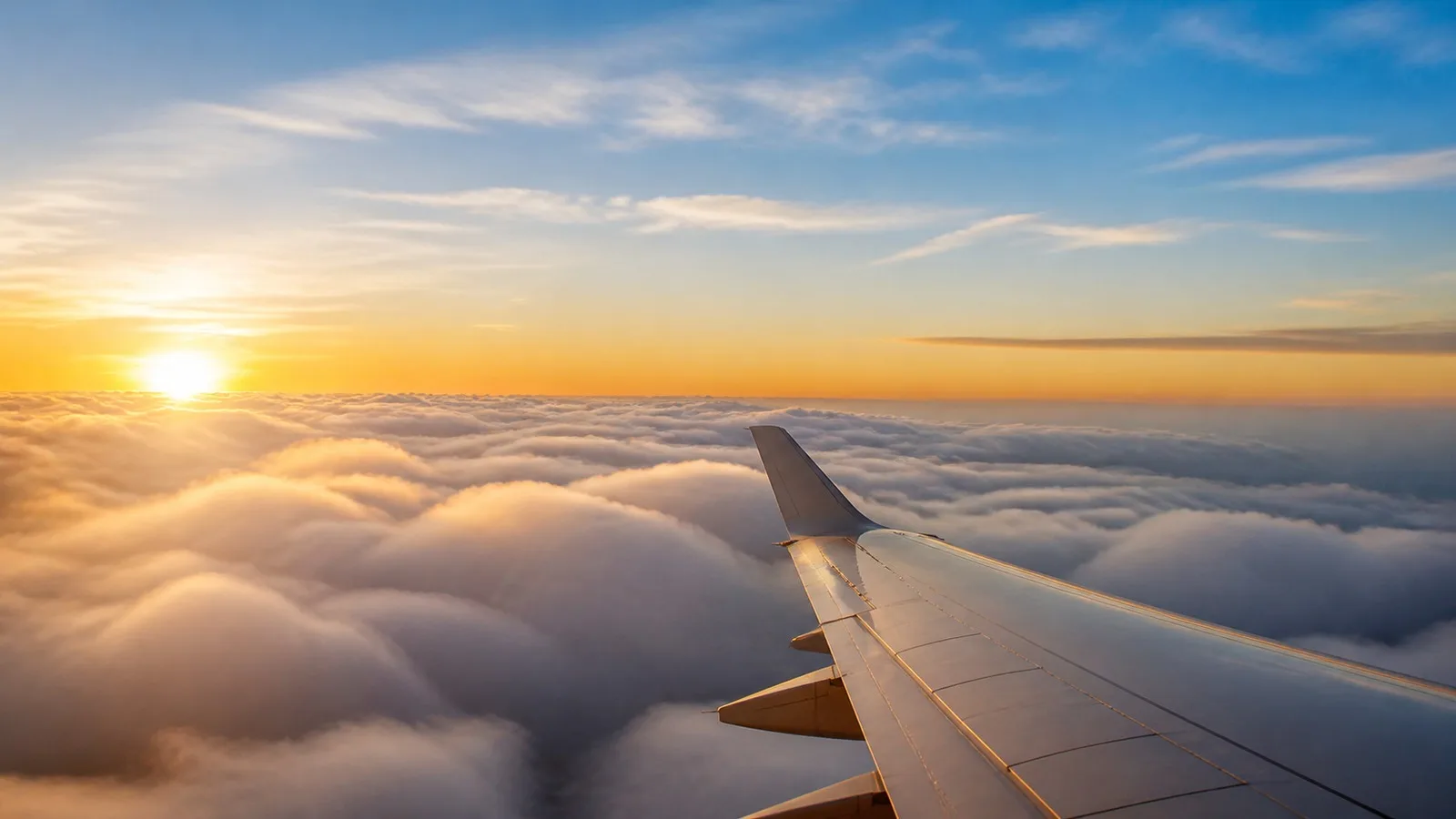 Asa de avião sobre as nuvens ao amanhecer em mensagem de esperança para Lito Sousa