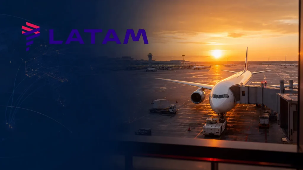 Avião em aeroporto ao pôr do sol com a logo da LATAM
