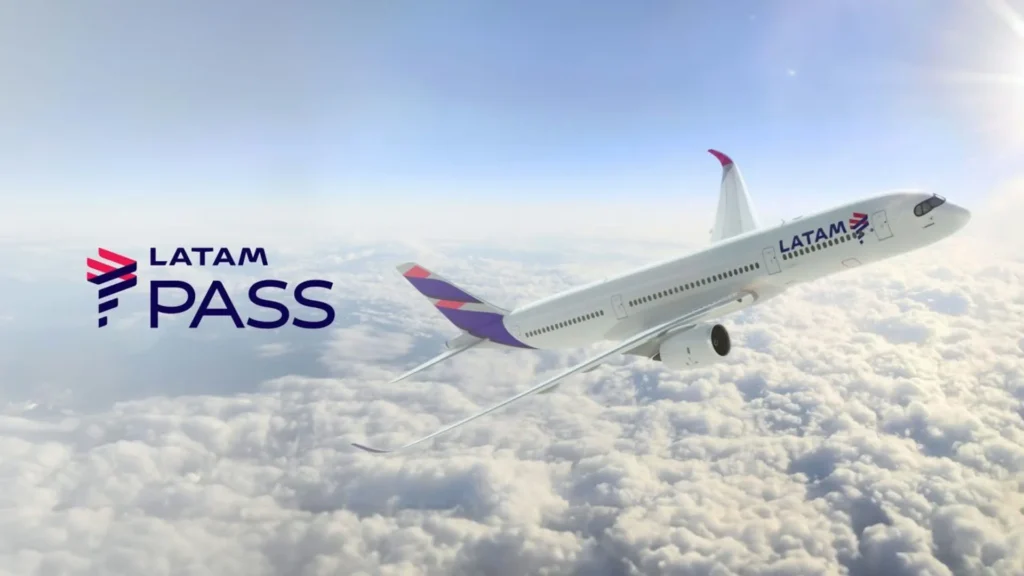 Avião da LATAM voando acima das nuvens, imagem da oferta de milhas LATAM Pass
