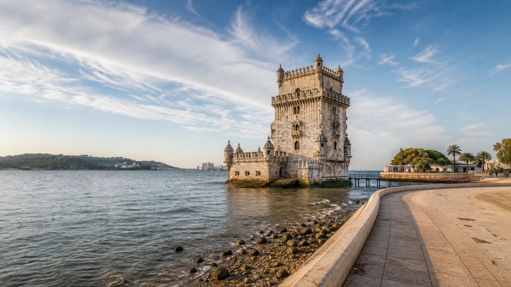 Torre de Belém à margem do rio Tejo em Lisboa