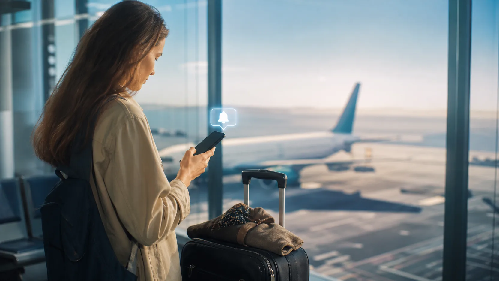 Viajante recebe notificação de disponibilidade de passagem com milhas no celular
