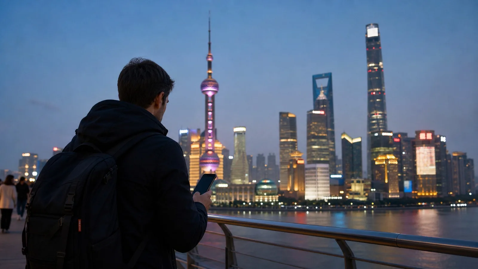 Viajante com celular diante do horizonte de Xangai antes de usar internet na China
