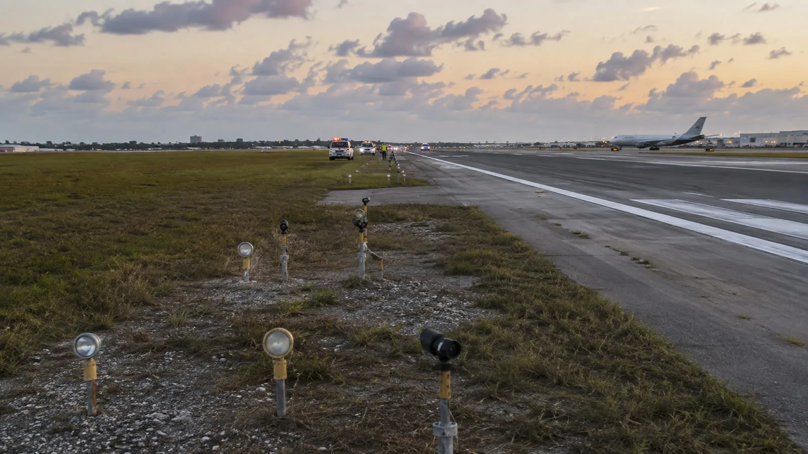 Inspeção de pista e equipamentos de navegação após saída de pista em aeroporto