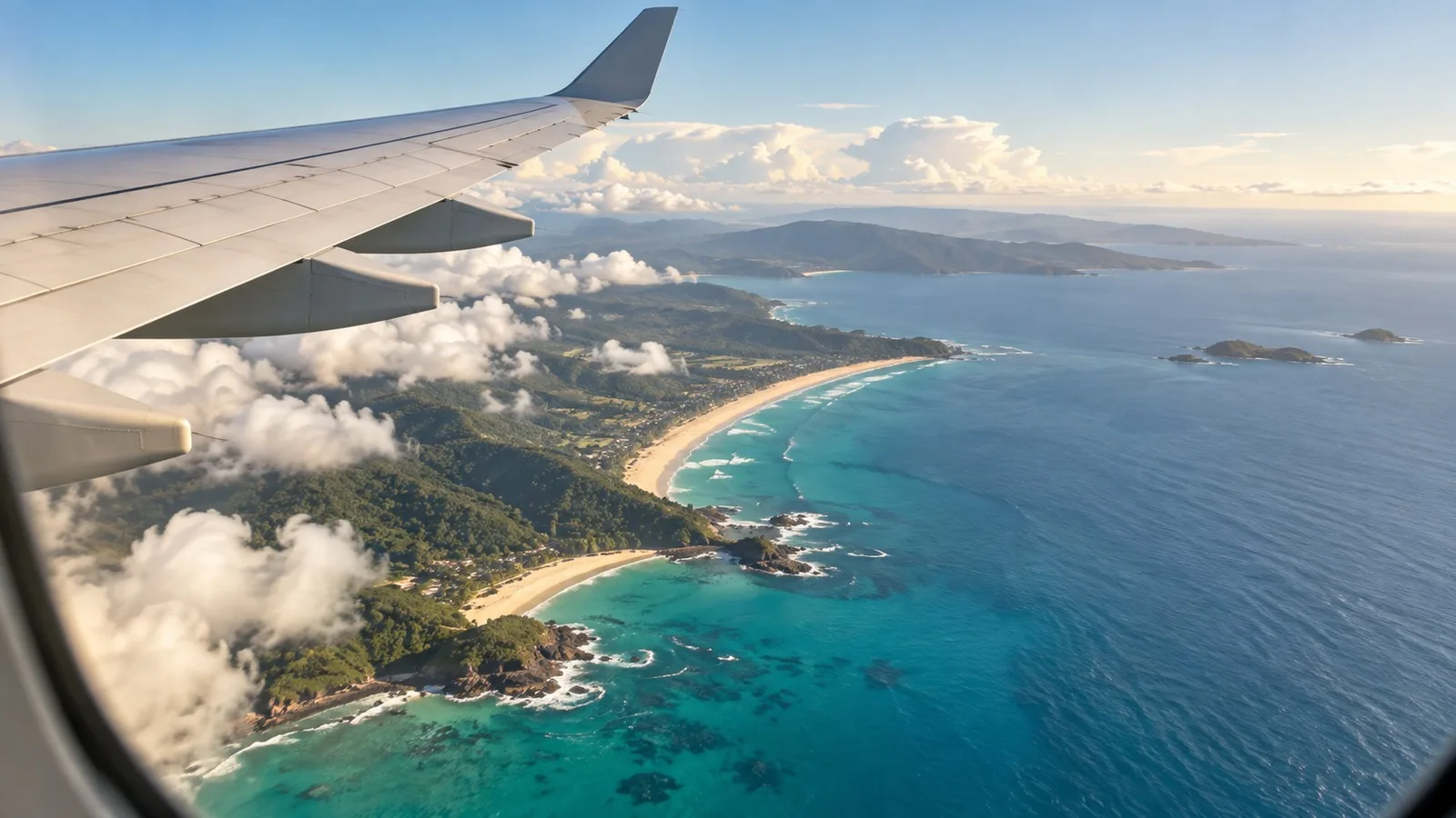 Asa de avião vista pela janela sobre o litoral em viagem com pontos