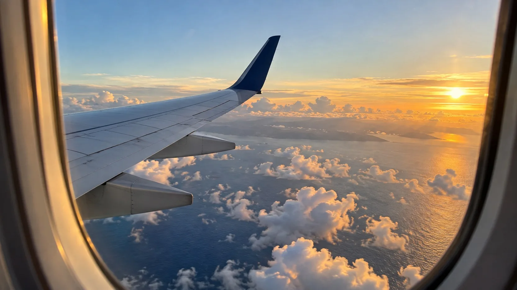 Vista de uma asa de avião sobre o oceano em uma viagem com pontos